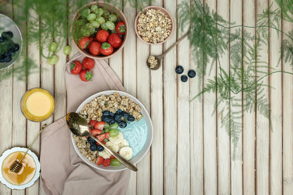 Plato saludable con verduras, huevo, palta y alimentos recomendados durante el embarazo