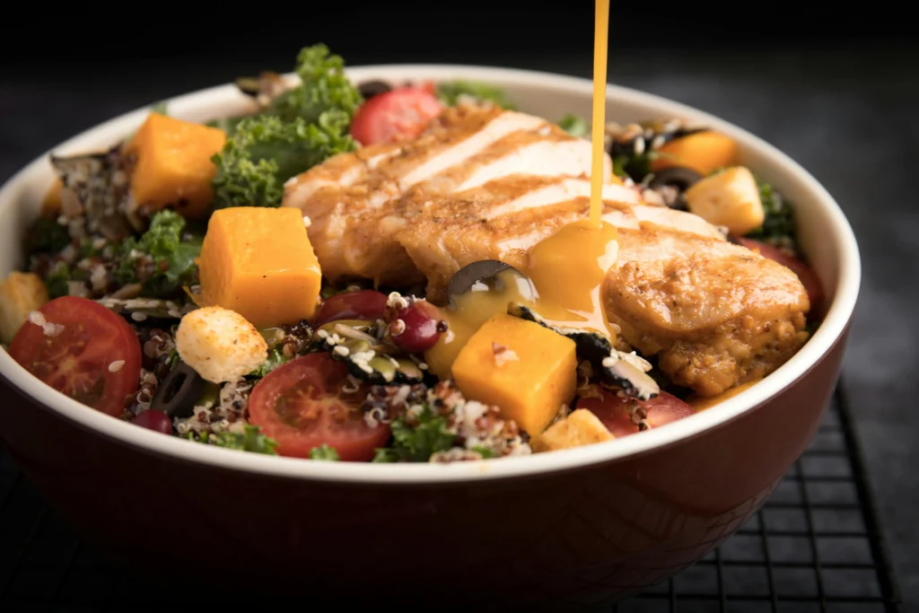 Plato balanceado con pollo, verduras y alimentos nutritivos como ejemplo de menú para embarazadas